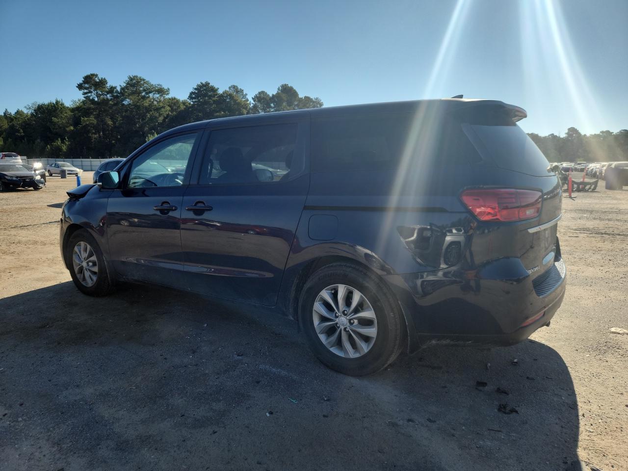 Kia Sedona Lx Image 3