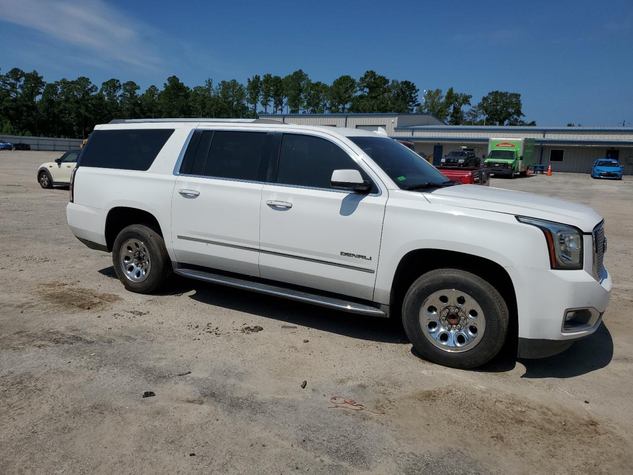 GMC Yukon Denali Image 9