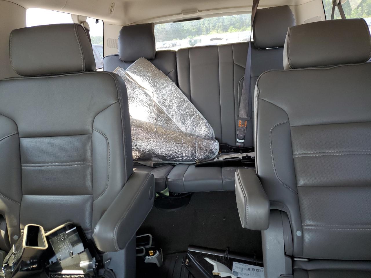 GMC Yukon Denali Image 3