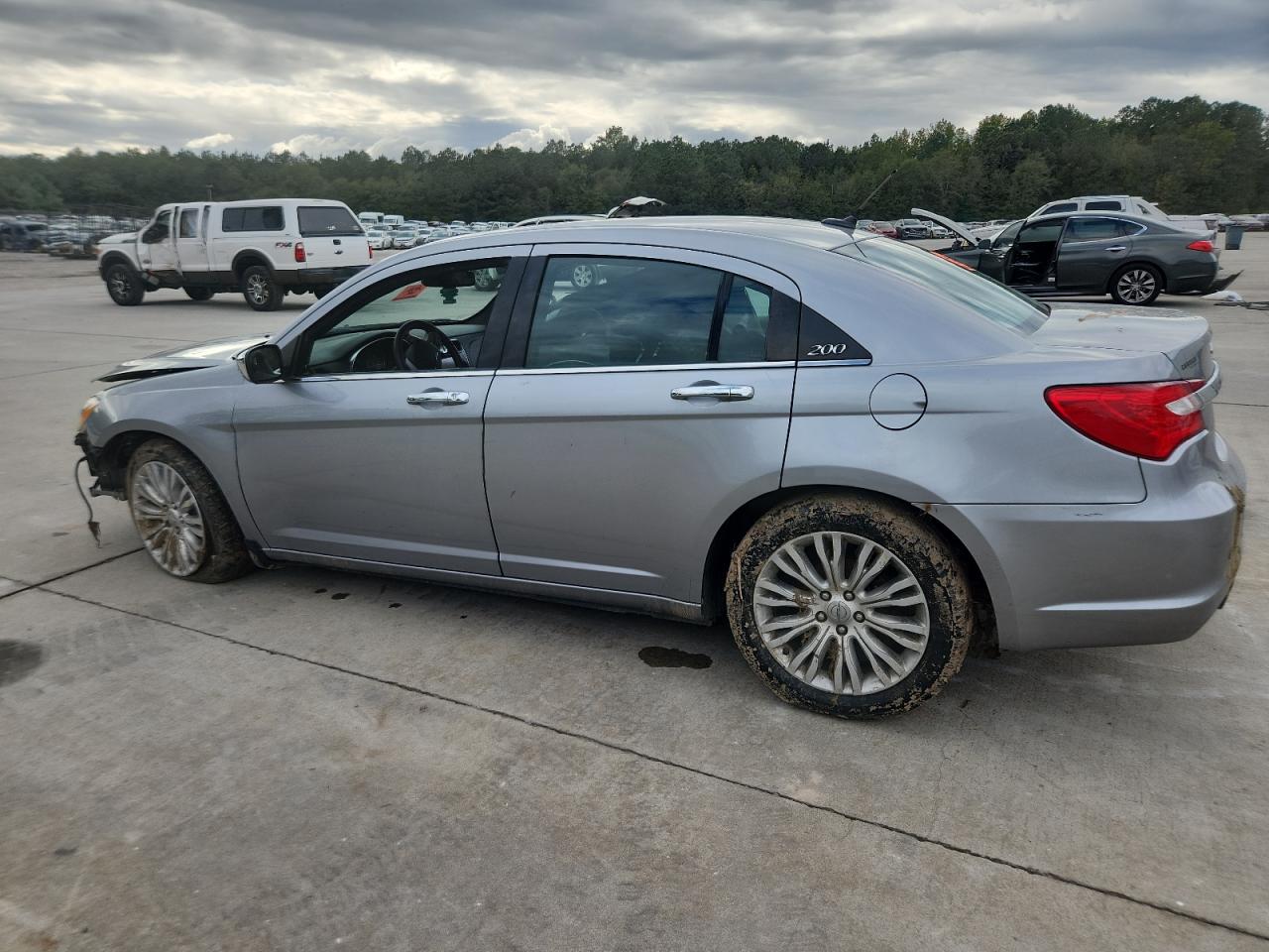 Chrysler 200 Limited Image 2