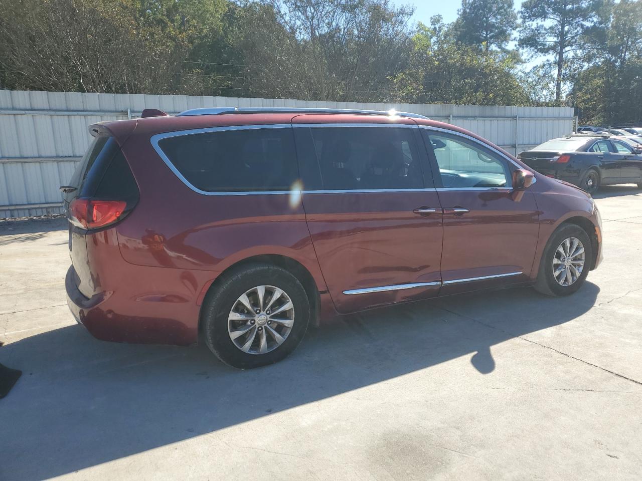 Chrysler Pacifica Touring L Image 2