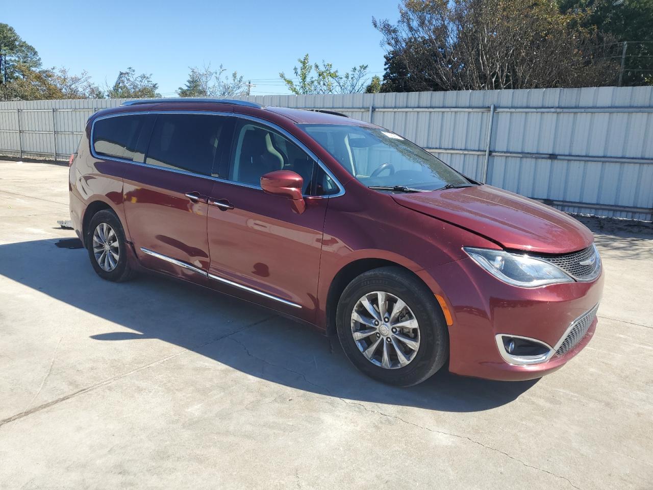 Chrysler Pacifica Touring L Image 4