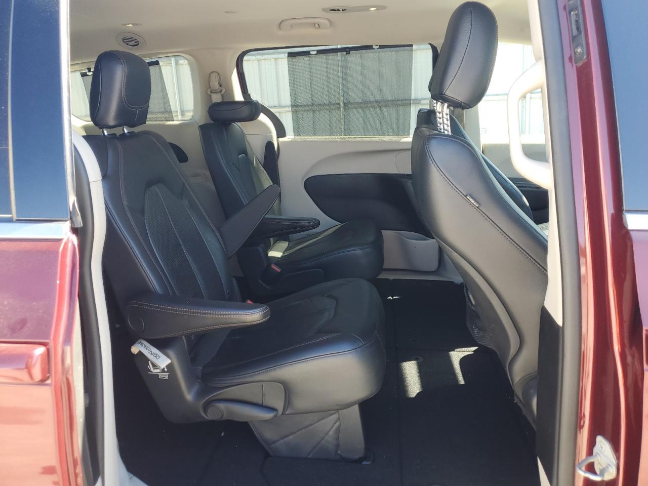 Chrysler Pacifica Touring L Image 9