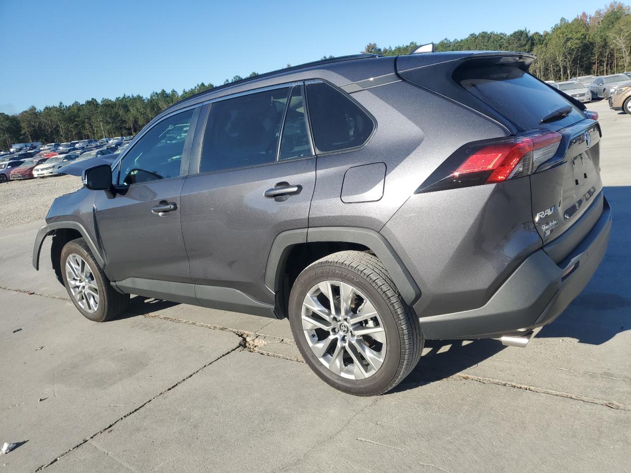Toyota RAV4 Xle Premium Image 3