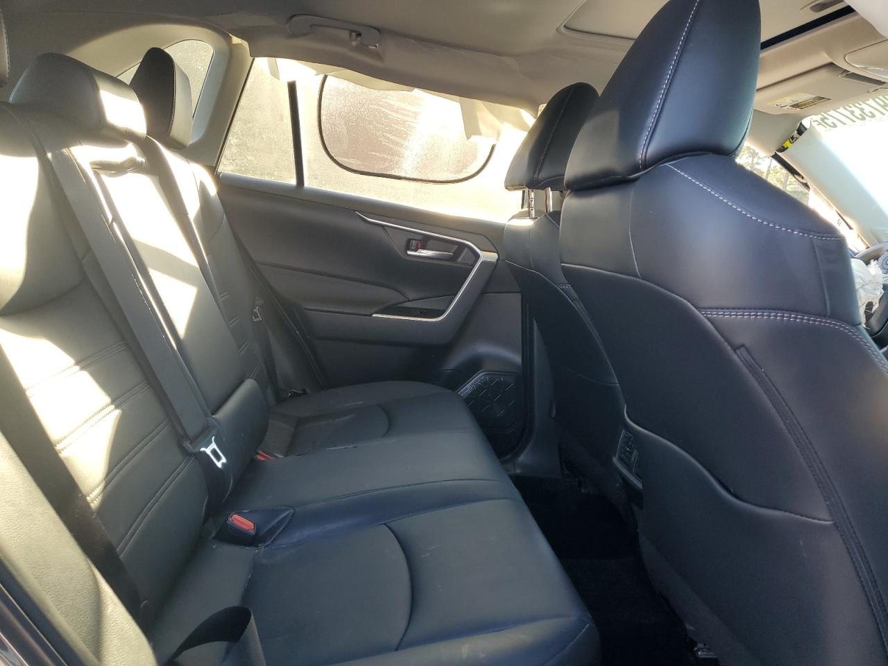 Toyota RAV4 Xle Premium Image 8