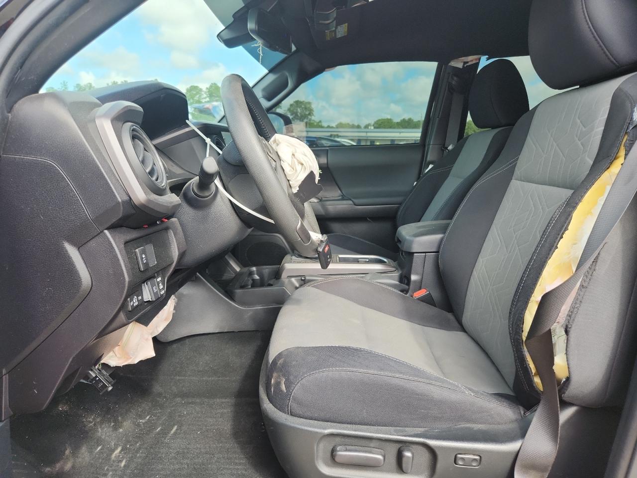 Toyota Tacoma Double Cab Image 3