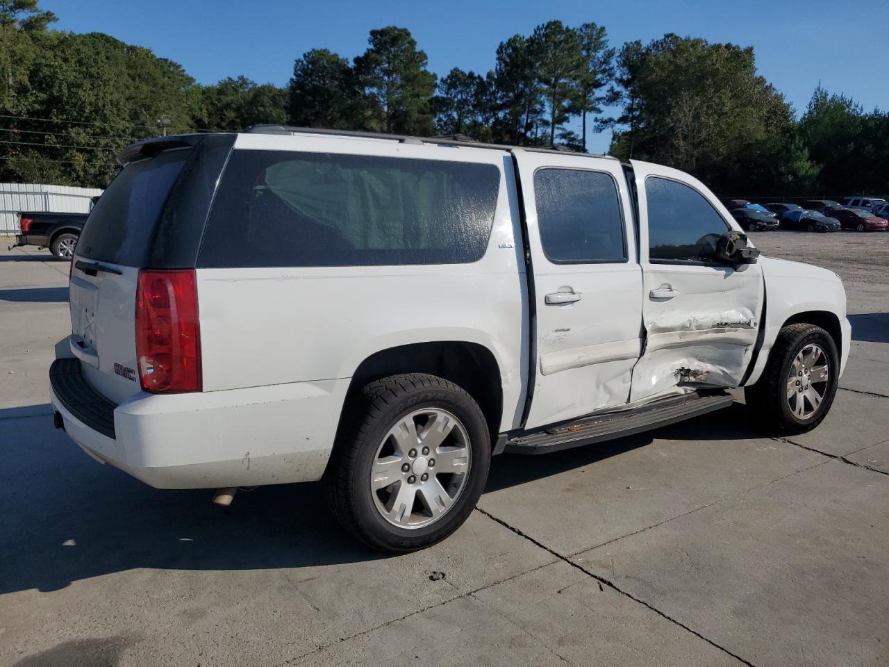 GMC Yukon C1500 Image 2
