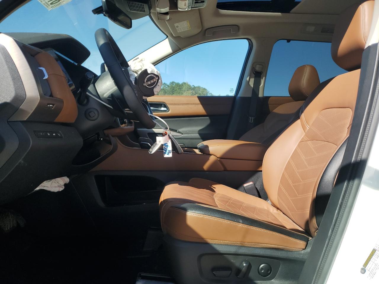 Nissan Pathfinder Platinum Image 3