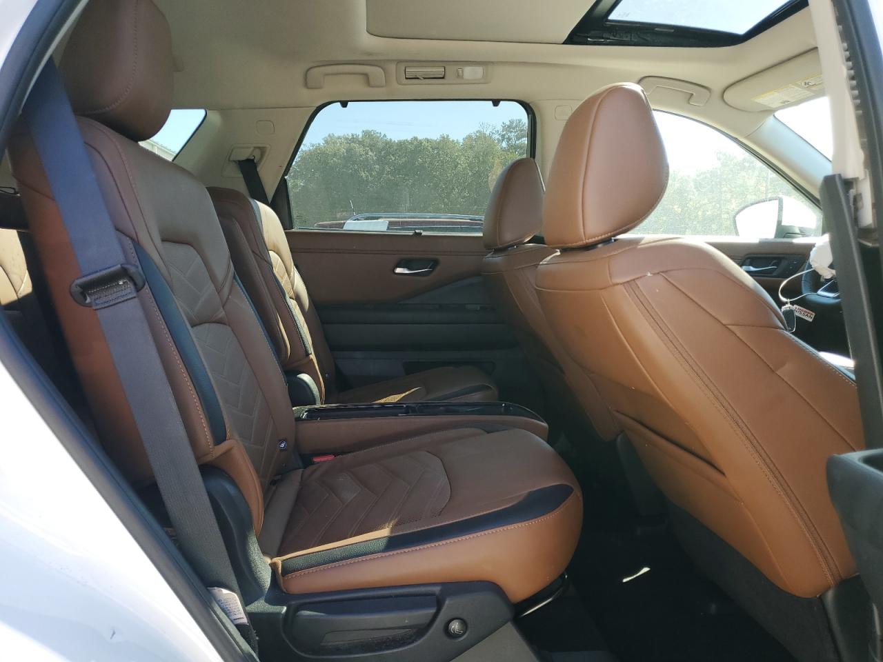 Nissan Pathfinder Platinum Image 12