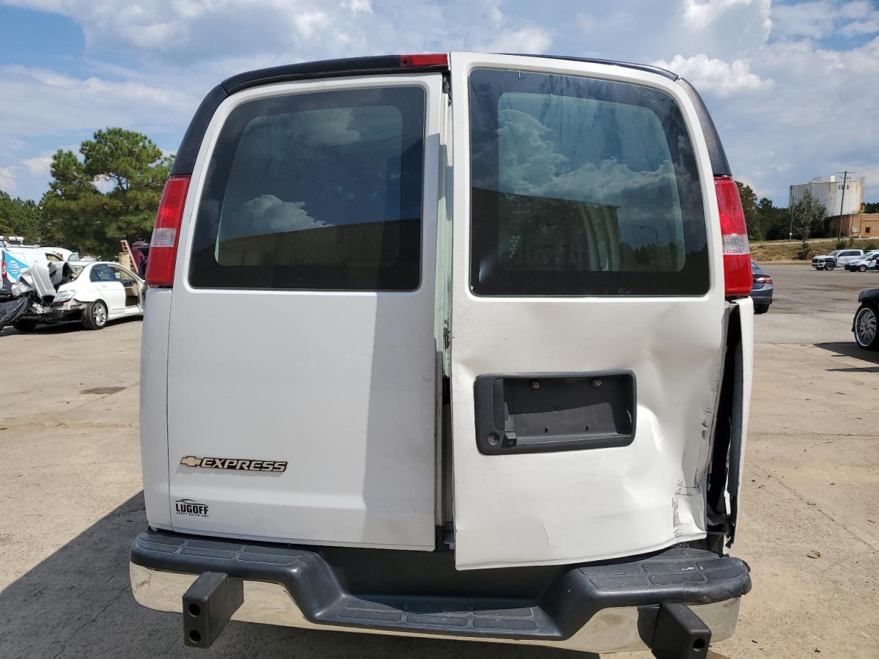 Chevrolet Express Image 12
