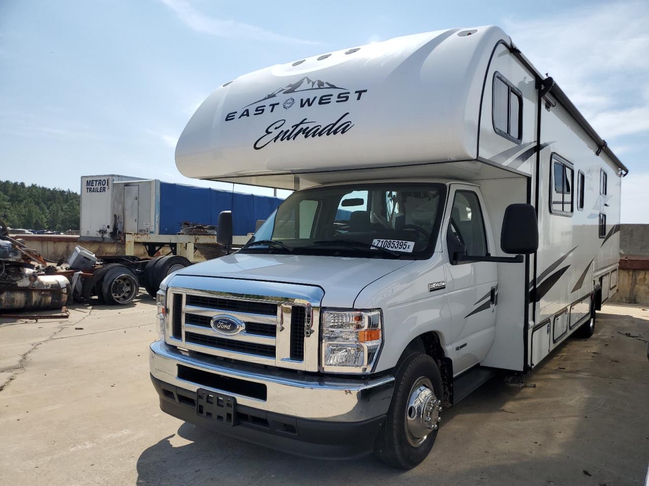 Ford Econoline E450 Super Duty Cutaway Van Image 3