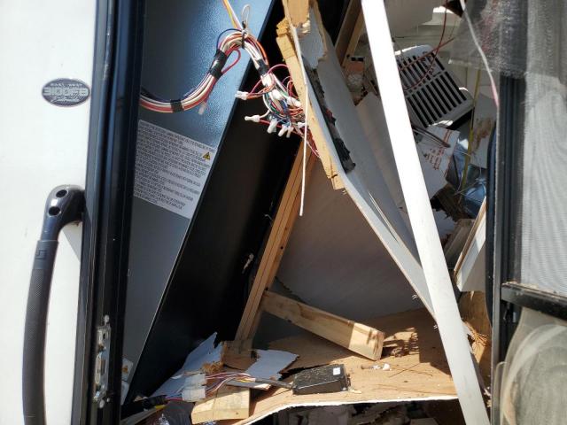 Ford Econoline E450 Super Duty Cutaway Van Image 4