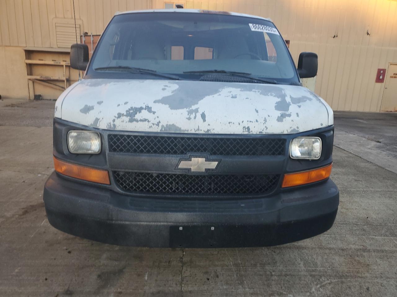 Chevrolet Express Image 9