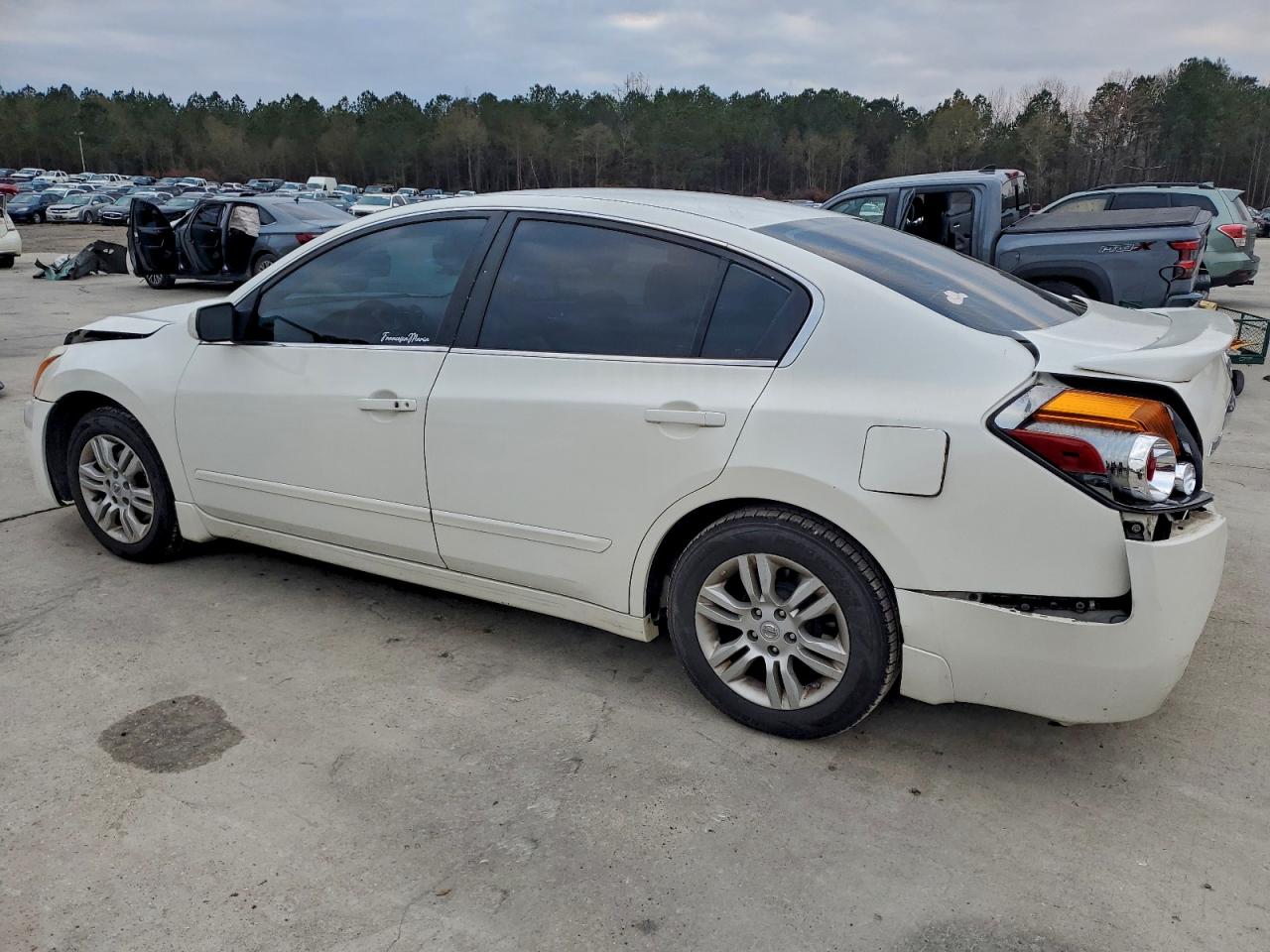 Nissan Altima Base Image 2