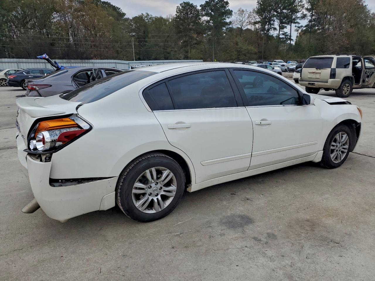 Nissan Altima Base Image 13