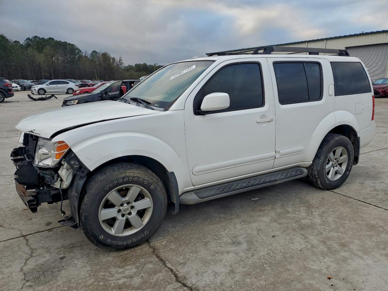 Nissan Pathfinder S Image 1