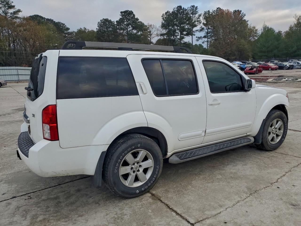 Nissan Pathfinder S Image 10