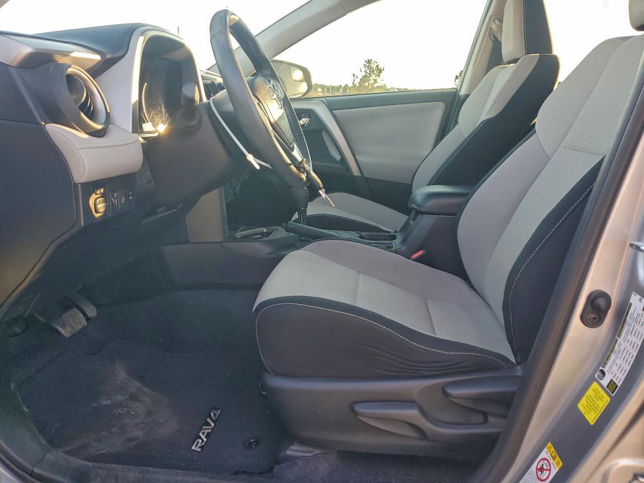 Toyota RAV4 Xle Image 9