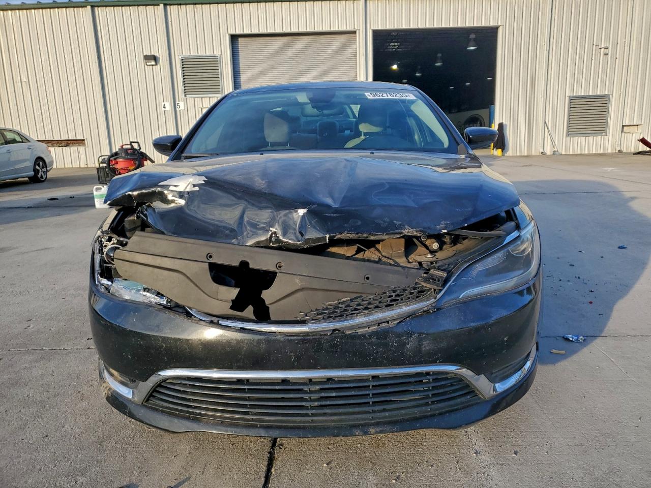 Chrysler 200 Limited Image 2