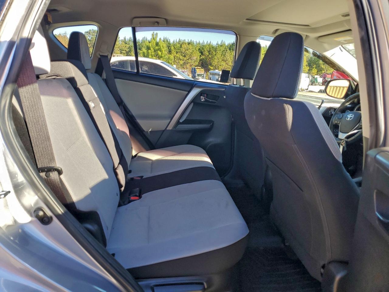 Toyota RAV4 Le Image 10