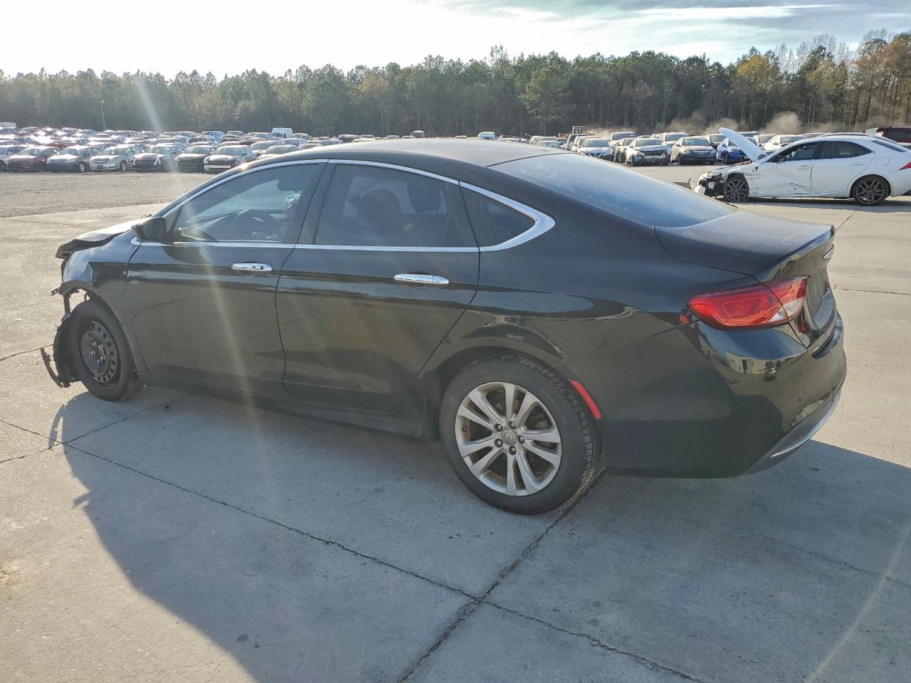 Chrysler 200 Limited Image 2