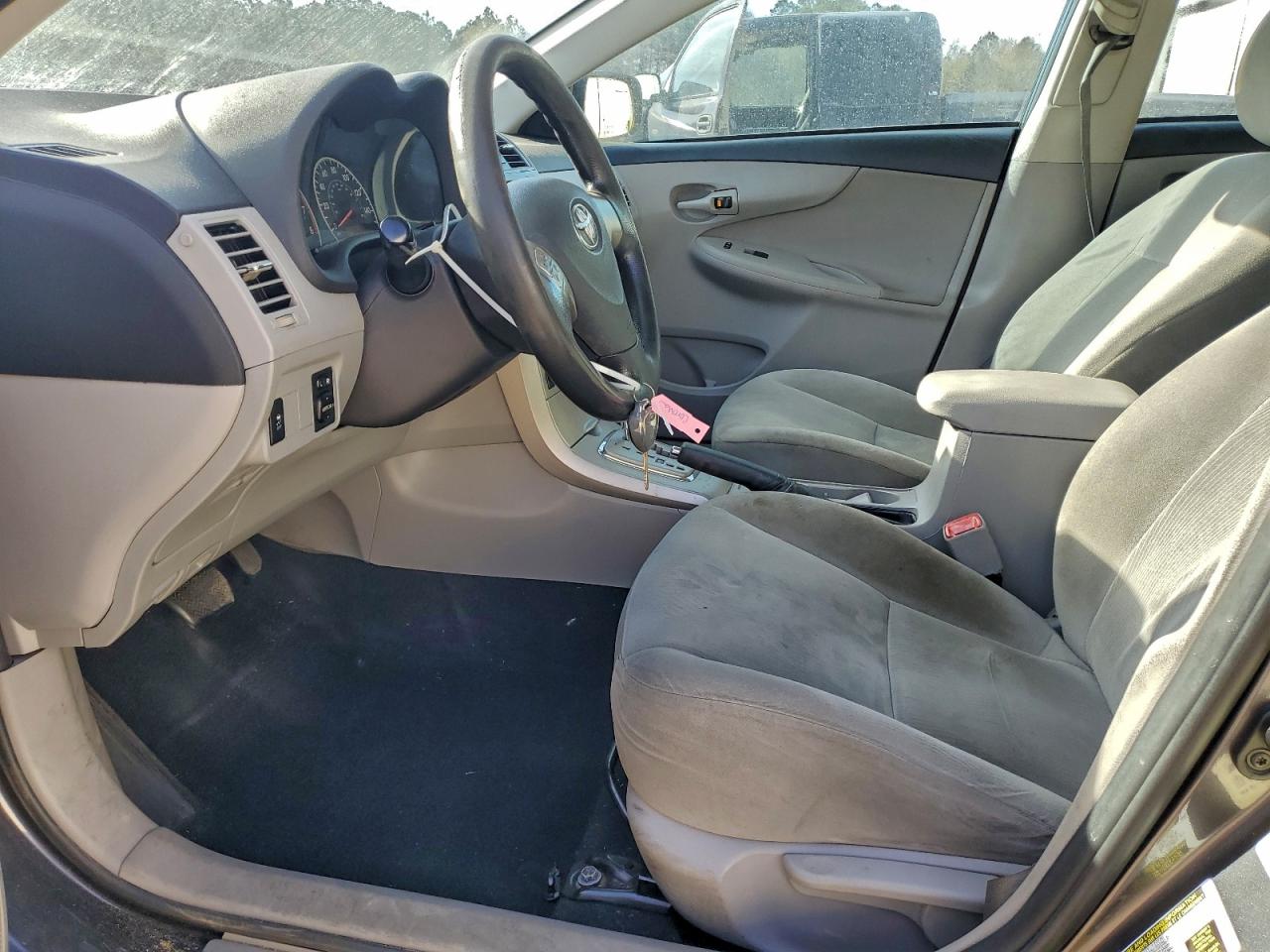 Toyota Corolla Base Image 8