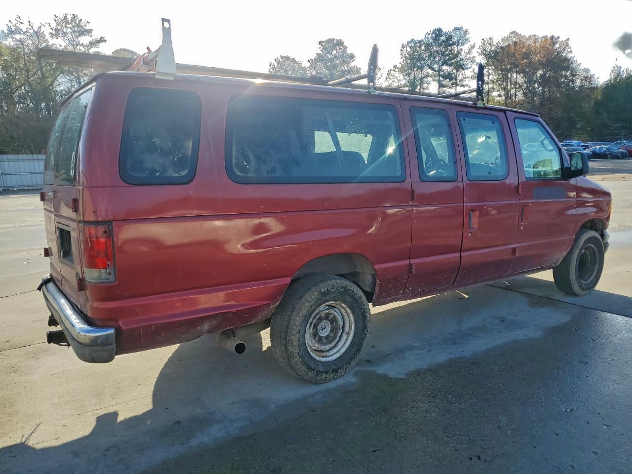 Ford Econoline E350 Super Duty Wagon Image 2