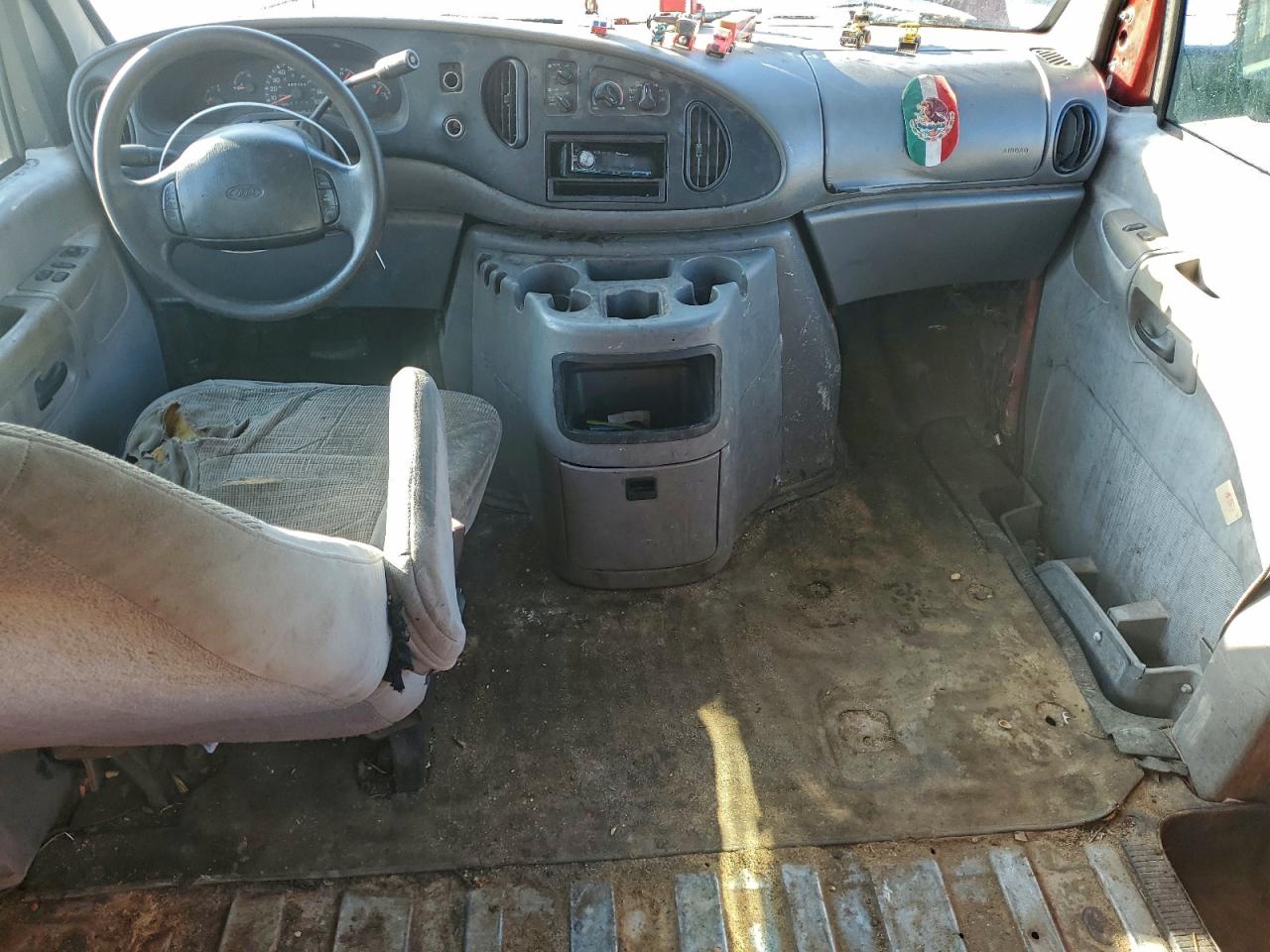 Ford Econoline E350 Super Duty Wagon Image 12