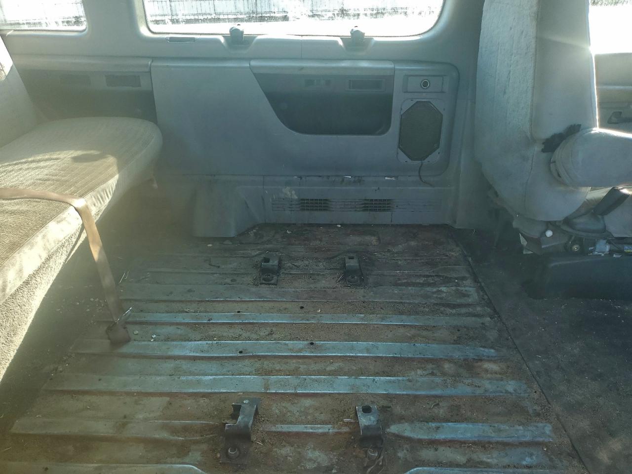 Ford Econoline E350 Super Duty Wagon Image 11