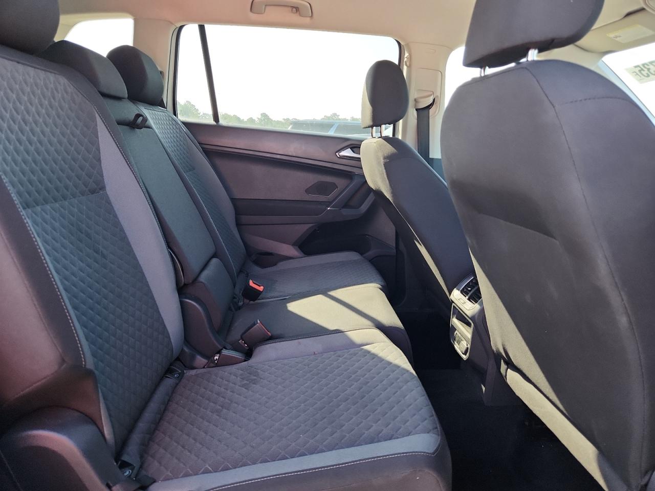 Volkswagen Tiguan S Image 12