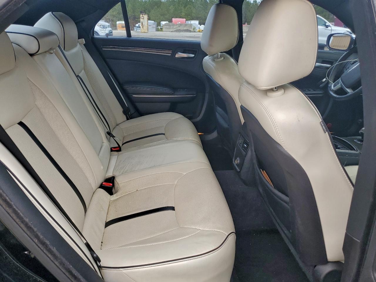 Chrysler 300 Image 9