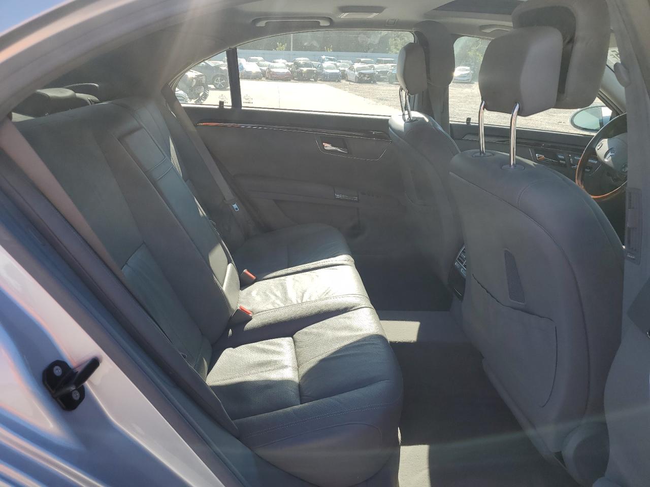 Mercedes-Benz S-Class 550 Image 11