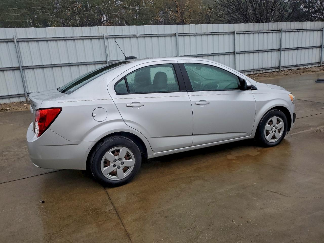 Chevrolet Sonic Ls Image 2