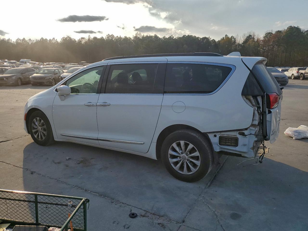 Chrysler Pacifica Touring L Image 4