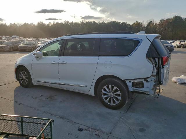 Chrysler Pacifica Touring L Image 4