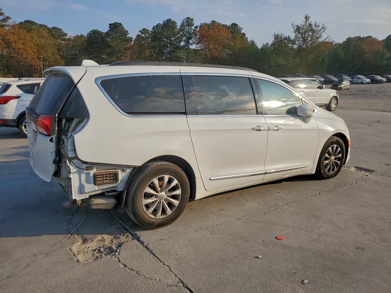 Chrysler Pacifica Touring L Image 6