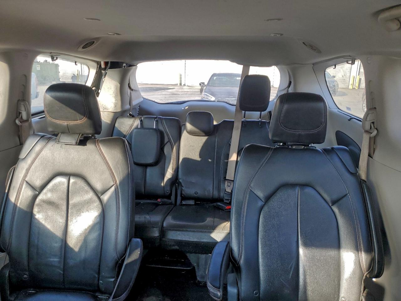 Chrysler Pacifica Touring L Image 9