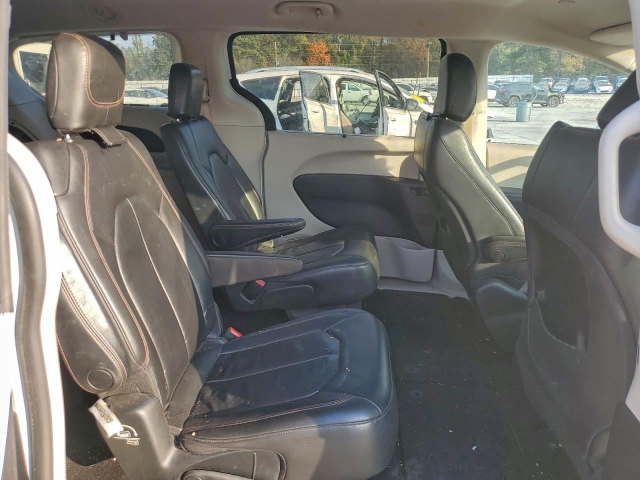 Chrysler Pacifica Touring L Image 11