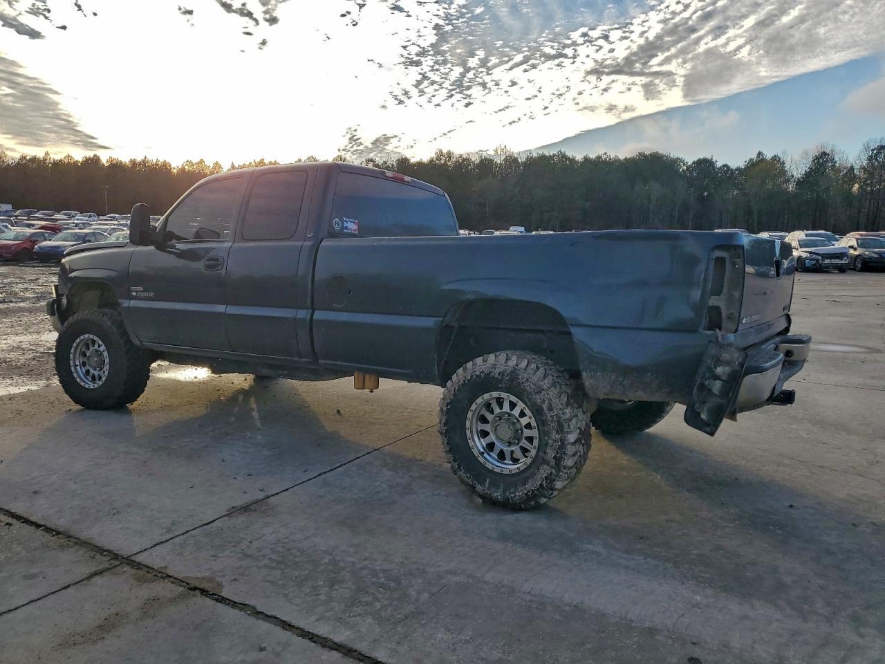 Chevrolet Silverado K2500 Heavy Duty Image 3