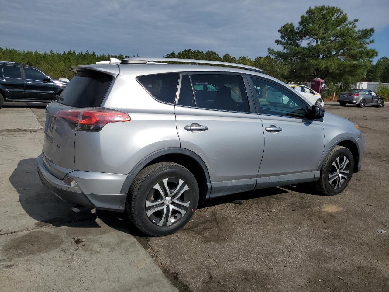 Toyota RAV4 Le Image 10