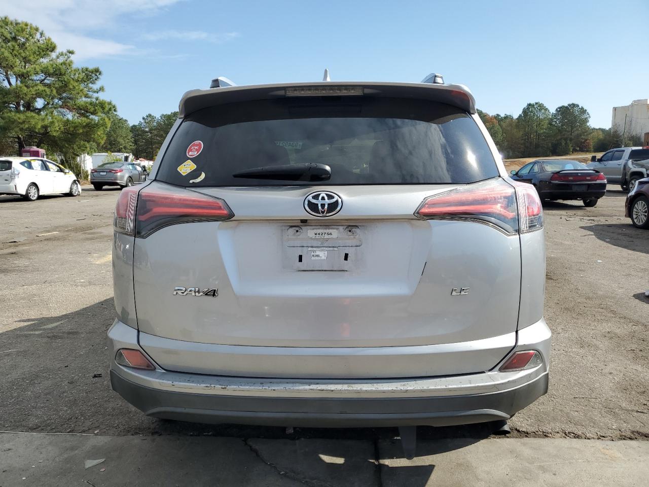 Toyota RAV4 Le Image 12