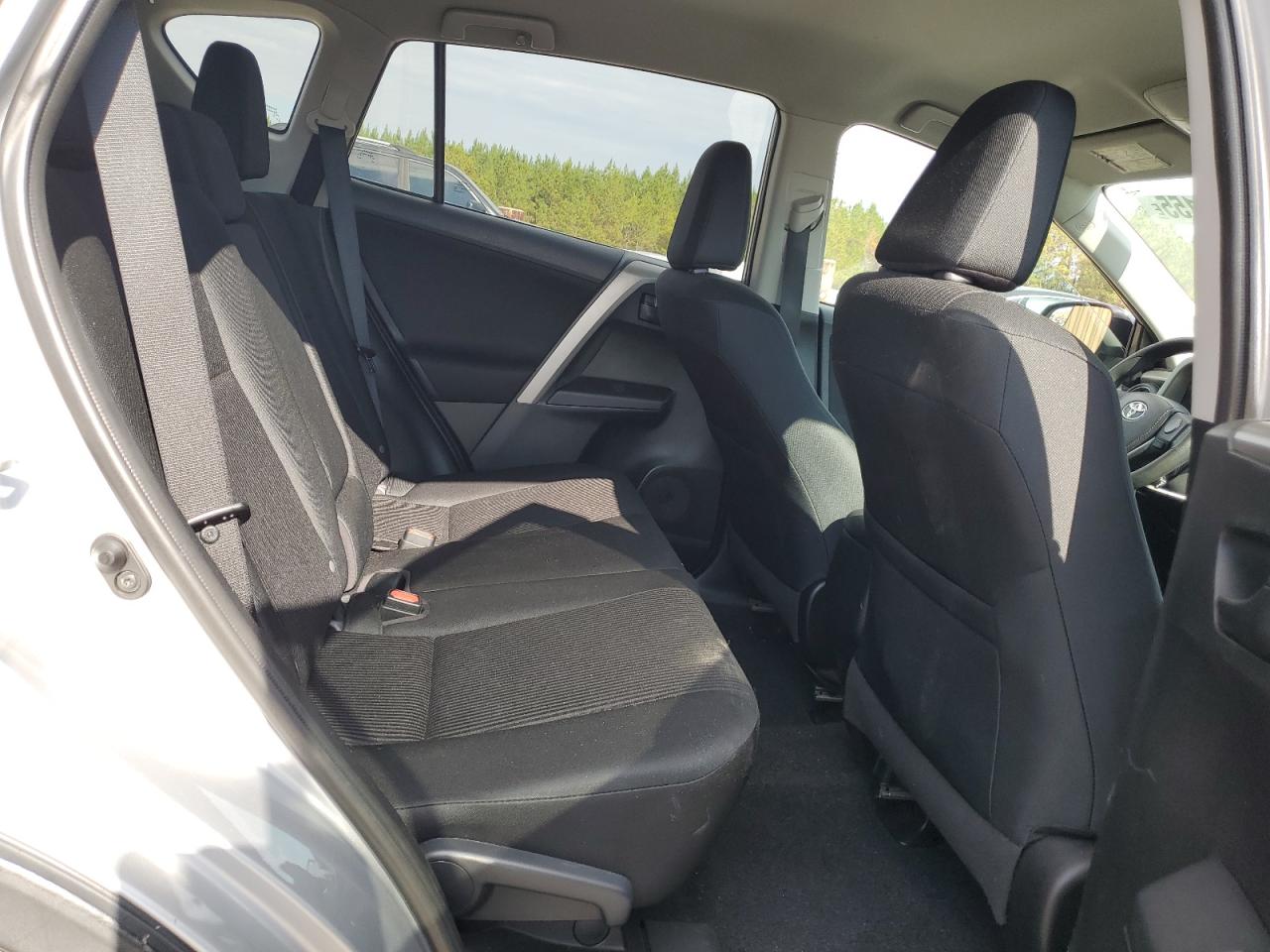 Toyota RAV4 Le Image 8