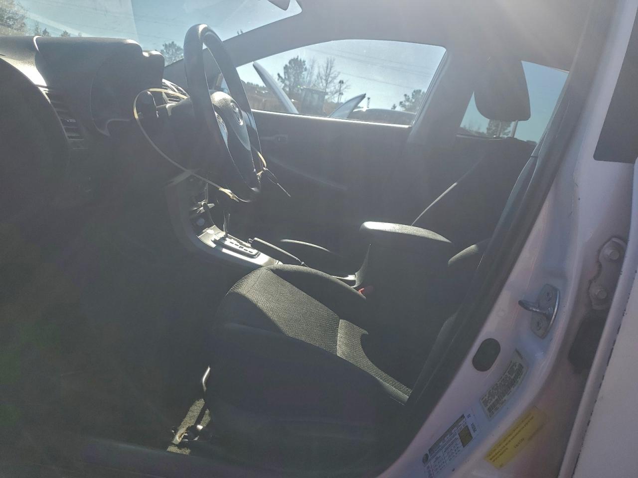 Toyota Corolla Base Image 11