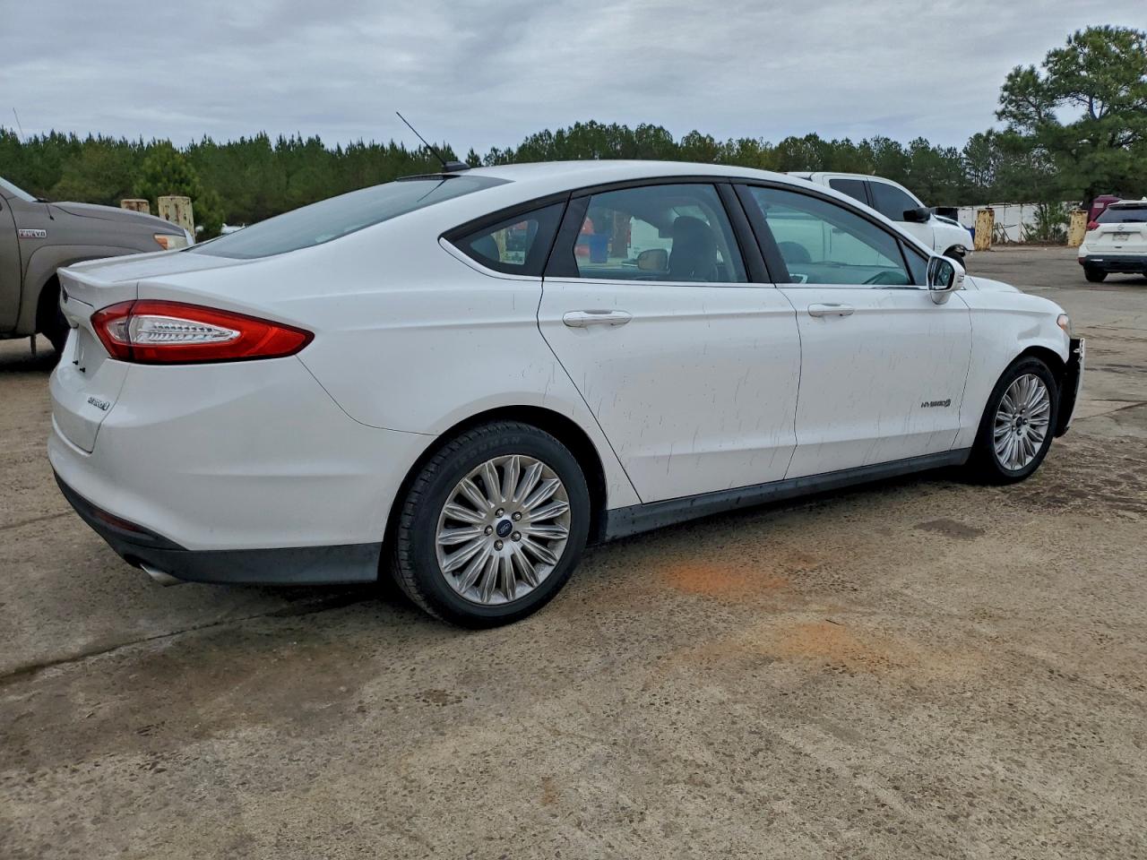 Ford Fusion S Hybrid Image 11