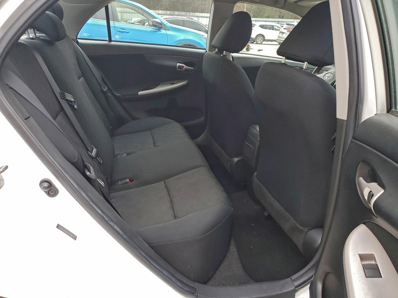 Toyota Corolla Base Image 8