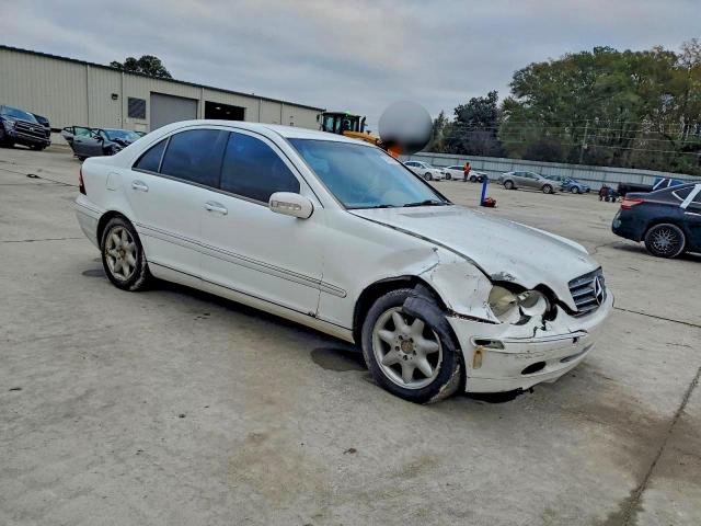 Mercedes-Benz C-Class 240 Image 11