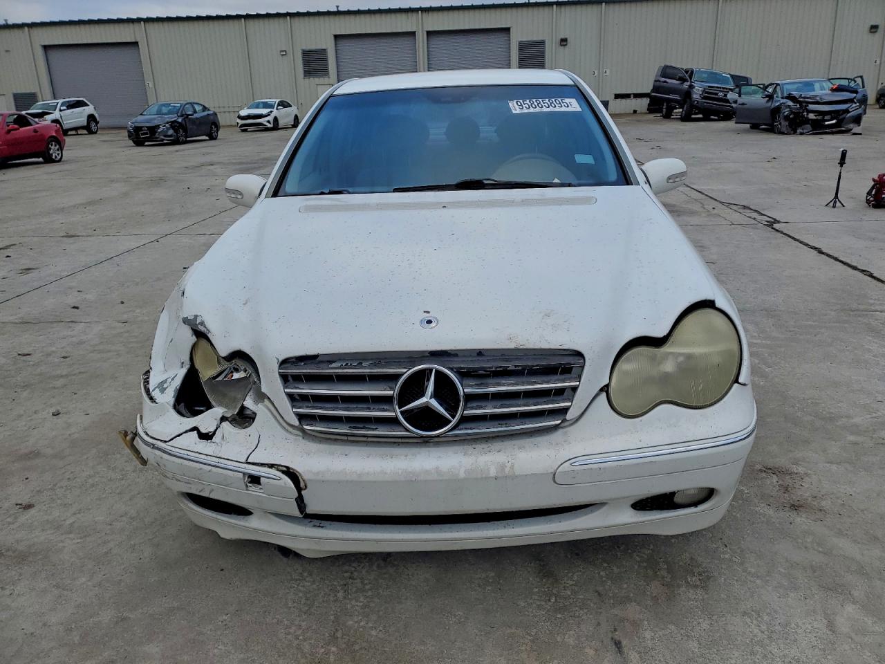 Mercedes-Benz C-Class 240 Image 10