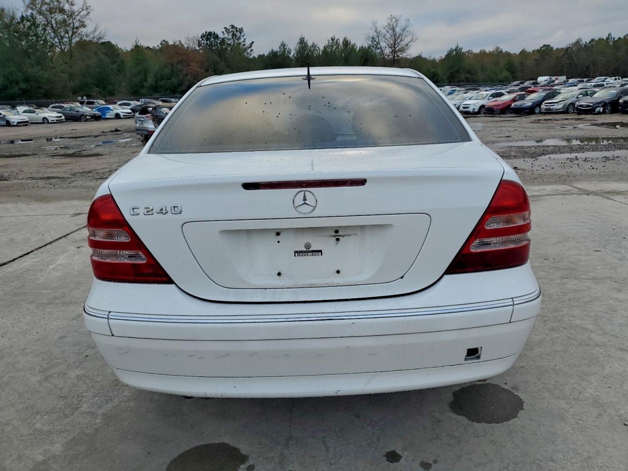 Mercedes-Benz C-Class 240 Image 12