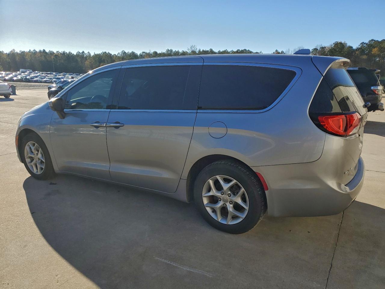 Chrysler Pacifica Touring L Image 3