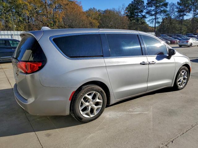 Chrysler Pacifica Touring L Image 12